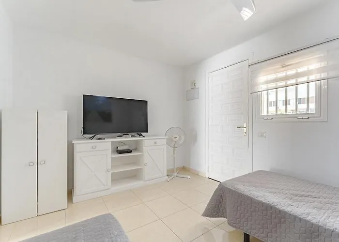 Beautiful With Large Terrace Close To The Apartman *