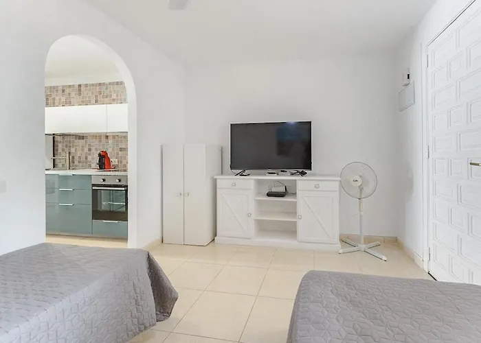 Beautiful With Large Terrace Close To The Apartman