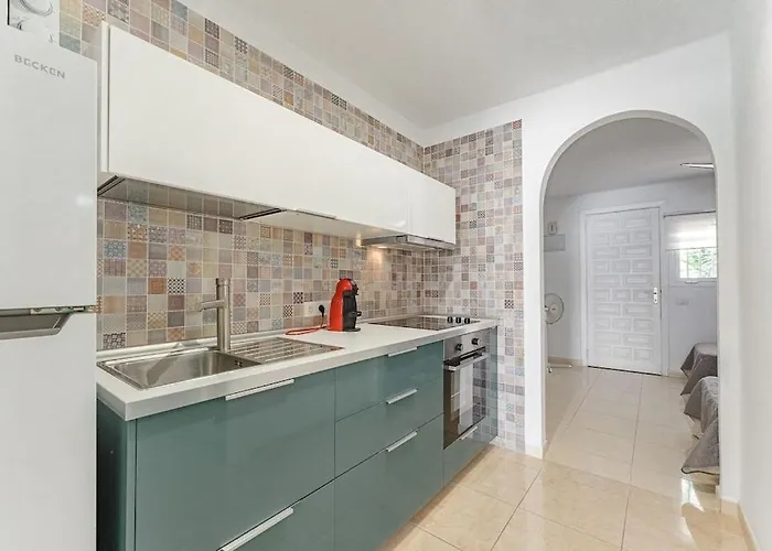 Beautiful With Large Terrace Close To The شقة أرونا