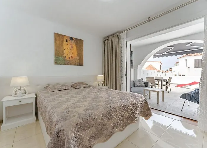 Beautiful With Large Terrace Close To The أرونا