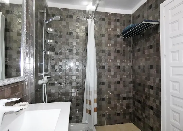 شقة Beautiful With Large Terrace Close To The