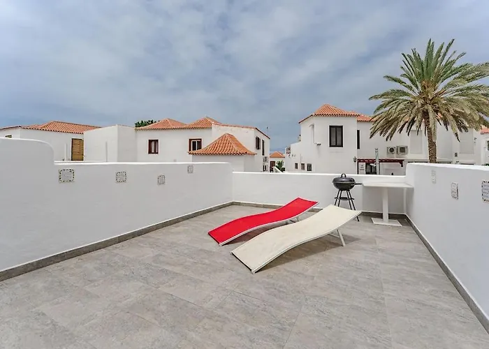 Beautiful With Large Terrace Close To The أرونا