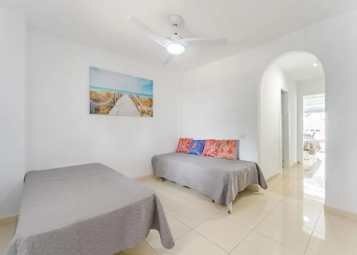 شقة Beautiful With Large Terrace Close To The أرونا